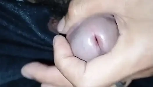 Öğrencinin yanaklarına sırıtarak fışkırtıyor amatör