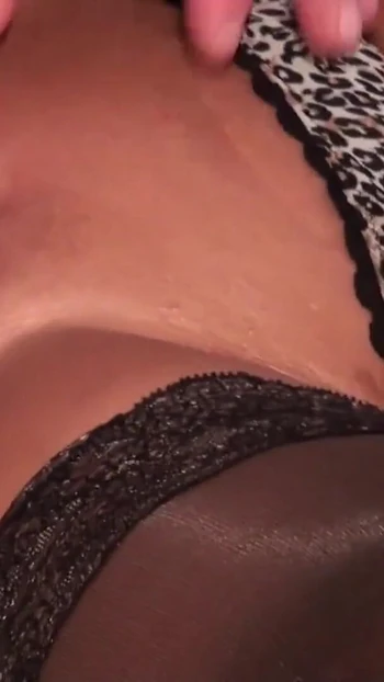 Сногсшибательный момент из "Глубокий анал для немецкой милфы-би, Jenny и Pee Suprise в финале"