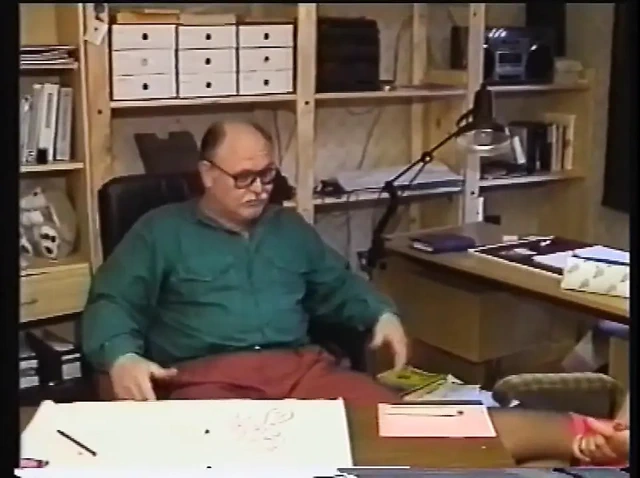 Seksi sekreter götünü iki büyük yarakla sikiyor ve içine ve yüzüne boşaltıyor