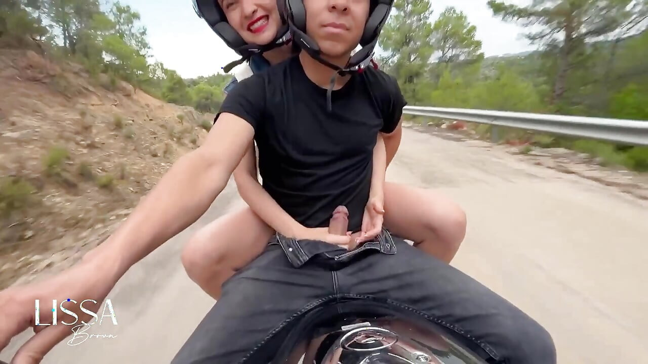Motosiklette üvey erkek kardeşimin sikini çıkarıyorum