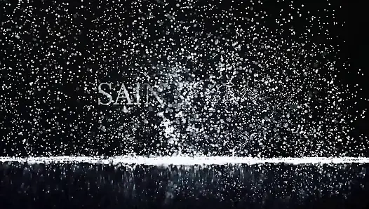 Koyu saçlı güzellik sakso çekiyor ve derinden sikiliyor