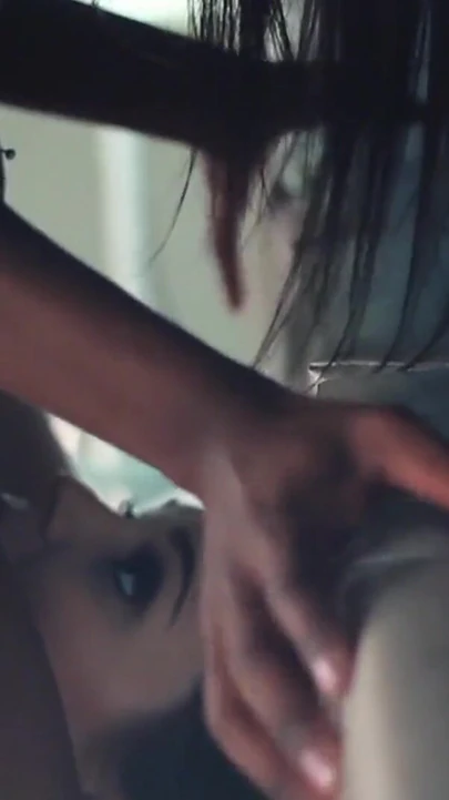 Сногсшибательный момент от "Происходят трение с кисками, ножницы и сидение на лице, так как этот межрасовый лесбийский трах выглядит потрясающе"