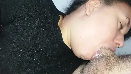 Güne küçük ağzının içinde bir yarak özlemi ile başlıyor