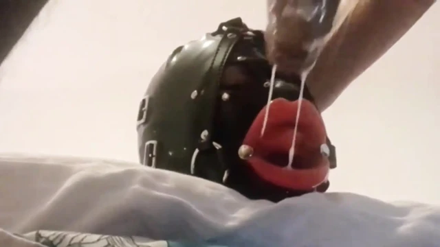 MILF yüzük gag, sahte dudakları ağızda ve yüz yüz halinde, sikiştirilmiş