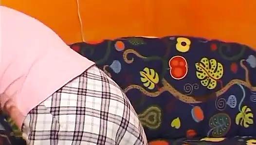 Genç kız kaşınıyor