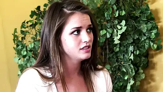 Ateşli ve seksi öğrenci ıslak amında büyük bir yarak için flört ediyor ve eğiliyor