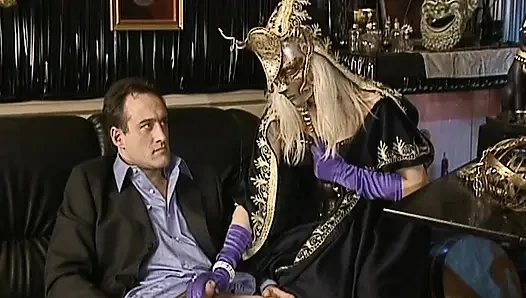 Güzel Alman sarışın bebek şehvetli anal sikişin tadını çıkarıyor