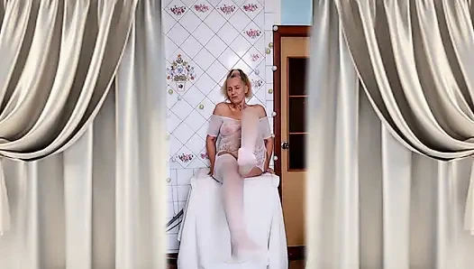 Beyaz şeffaf tulumla flört etmek ateşli mastürbasyona dönüşüyor