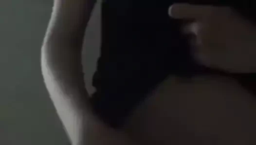 Masturbazione in piedi davanti a allo specchio