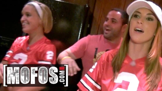 Mofos - thena sky ve annika amour göt tutma olayını emme ve sikiş eylemine dönüştürünce futbol sezonu çıldırıyor