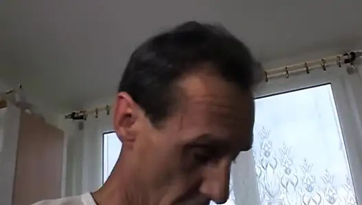 Genç Güzel Azgın Üvey Babasıyla Seks Yapmaktan Zevk Alıyor