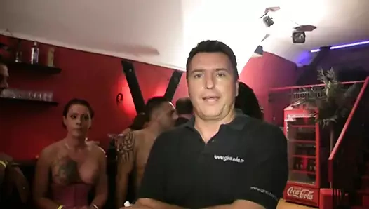 Azgın orta yaşlı seksi kadın bir grup yarak tarafından sikiliyor ve baştan aşağı dölle sırılsıklam