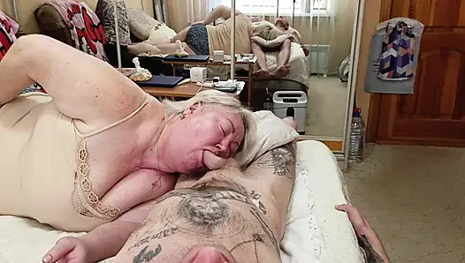 Ben ağzına boşalana kadar komşum sikimi emiyor