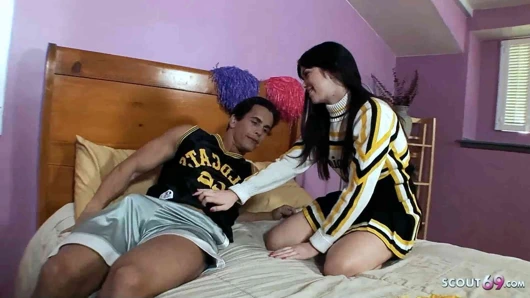 Sevimli bakire genç kız annesinin yeni arkadaşını şişman bir yarakla aldatıyor