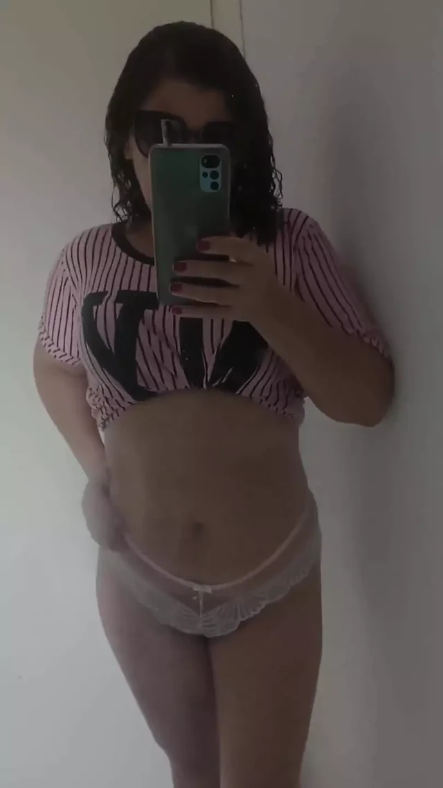 Olgun latin seksi külotla aynanın önünde poz atıyor