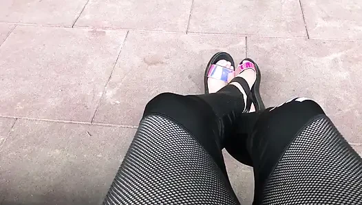 Yeni parlak sandaletlerim ve parmaklarım açık havada azdırıyor