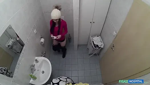 Doktor güzel hastaların amını muayene ediyor ve dölleme reçete ediyor