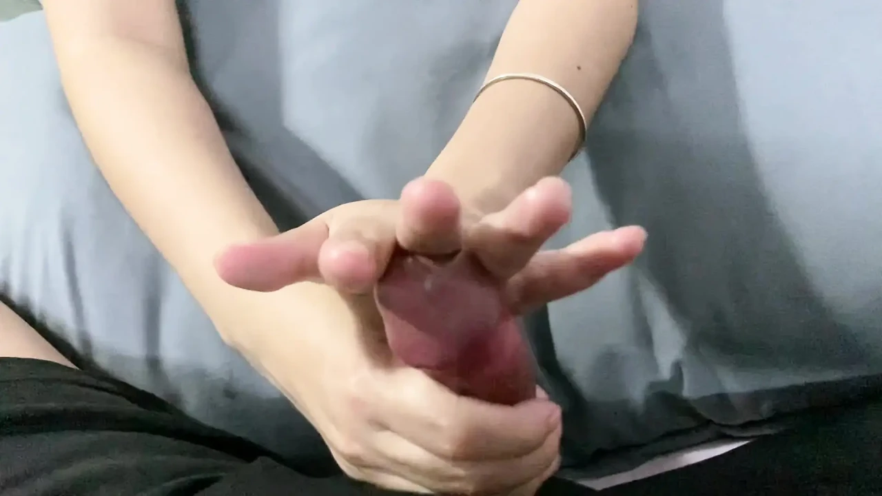 Cô bạn với bàn tay xinh đẹp đang xoa bóp lingam của con cu nhỏ của tôi