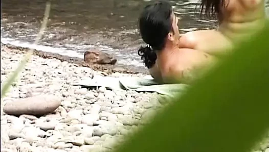 Güzel Alman genç kız plajda döl yemeye bayılıyor