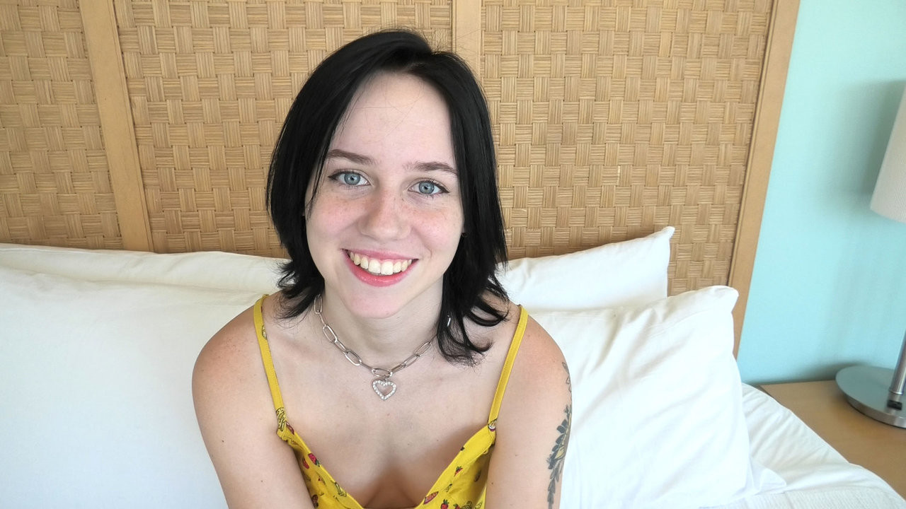 Yepyeni soluk 18 yaşında, çiller ile porno ilk kez sahneye çıkıyor