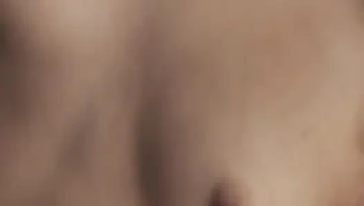 Sarışın orta yaşlı seksi kadın sert sikişmeden önce büyük yarağı gırtlağına kadar alıyor