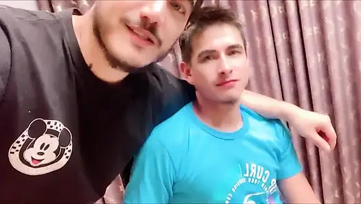 Heteroseksüel en iyi arkadaşım canlı seks izleme fantezisini gerçekleştiriyor!