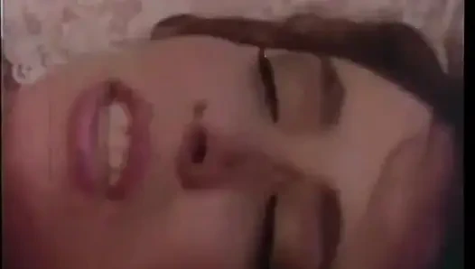 Olgun esmer kıllı amcığını siktiriyor