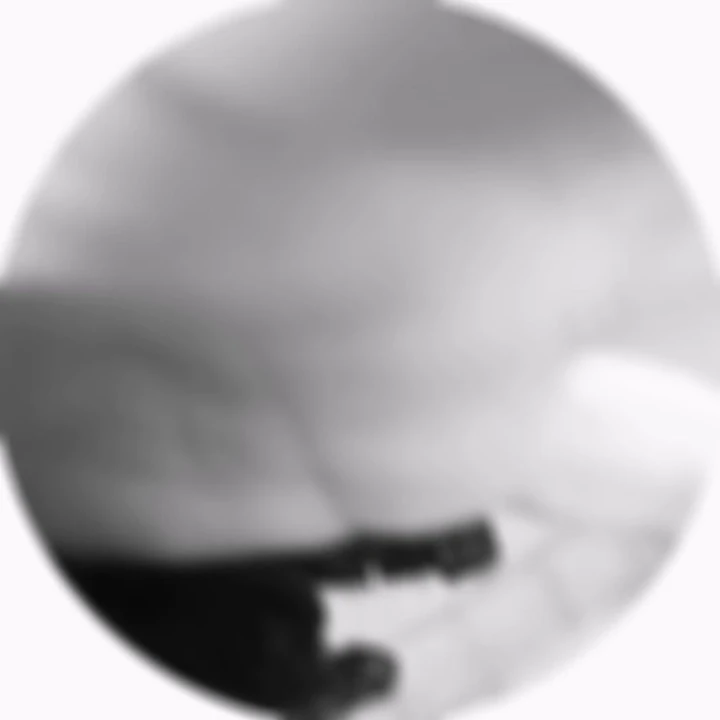 Submassed шлюшка-носительница идет на прогулку. Бесплатные пирсингованные сиськи.