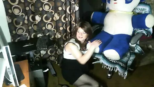 Siyah külotlu, peplum elbiseli crossdresser, arkadaşıyla