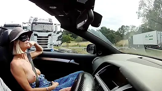 Titty Tuesday gözleri bağlı kamyon durağı eğlencesi