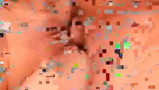 Azgın bir adam muhteşem sarışınların sıkı götüne sert yarağını sıkıyor