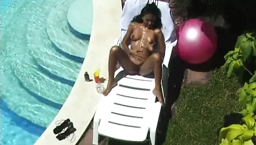 İki Asyalı kız gece gündüz poz verdi