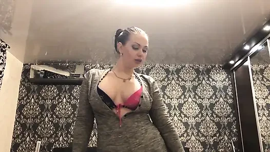 Güçlü egzersiz ve kaslara tapma! Seksi vücut kıyafeti içinde motivasyon ve hakimiyet!