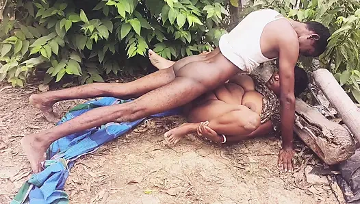 Village desi bhabhi ki outdoor chudai ki Big Ass