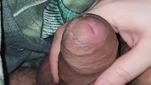 Üvey anne kocasının elle muamele üvey oğlunun yarağını yatağa gömdükten sonra