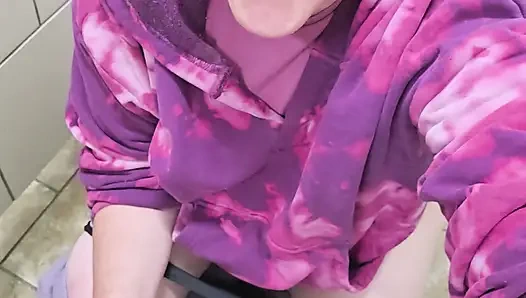 Benzin istasyonunda işiyor