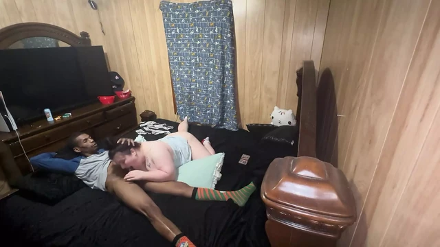 Gırtlağına kadar alma uzmanı o yarağı yutuyor ne kadar iyi bir sürtük, instagramda süper kafa oyunu