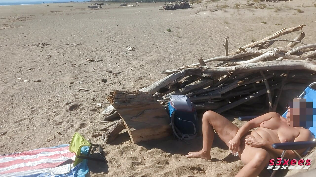 Beach in Cap d'Agde - She dildos her pussy in front of strangers - Exhibition