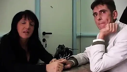 Azgın orta yaşlı seksi kadın azgın banyoda sikişmek için delikanlıyı baştan çıkarıyor