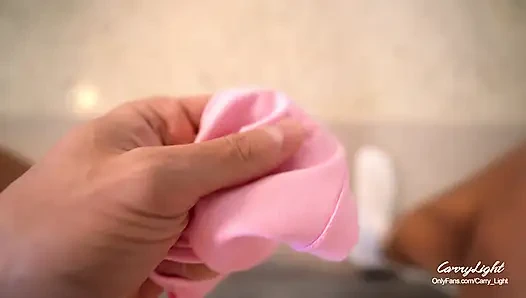 Üvey anne üvey oğlunu mastürbasyon yaparken yakaladı ve evde yokken hızlı boşalmasına yardım etti El feneri orta yaşlı seksi kadın