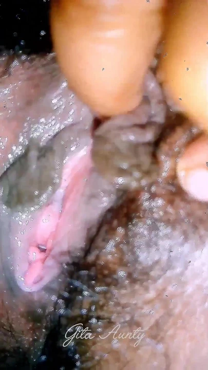 Падающий по челюсти момент из "Тетушка Гита показывает большие сиськи и киску 2025, часть вторая"