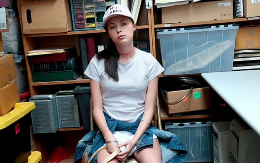 Yaramaz genç kız mağaza güvenlik görevlisi tarafından sikiliyor