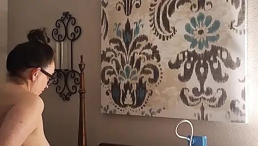 Yüz aşağı göt yukarı, memeler sikiliyor