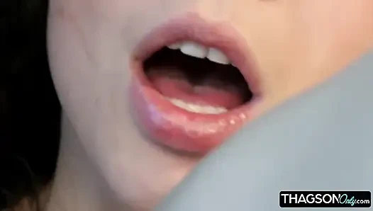 Azgın esmer deri kanepede dildoyla kendini tatmin ediyor