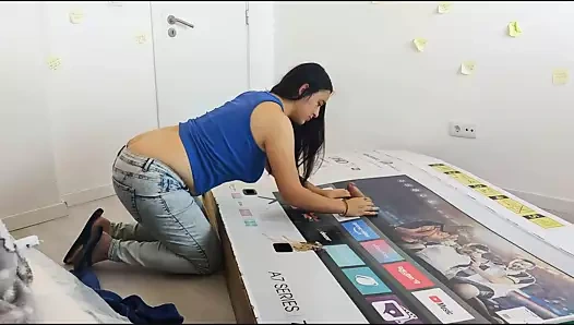 Arkadaşımın annesini kutudaki delikten sikiyor, beni kocası sanıyordu