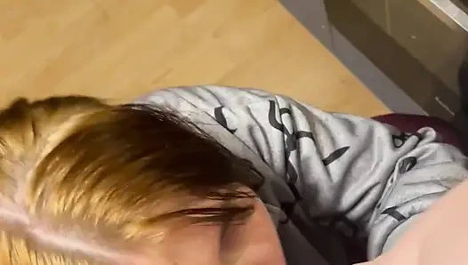 18 Yaşındaki Mutfakta Oral Seks Yapıyor