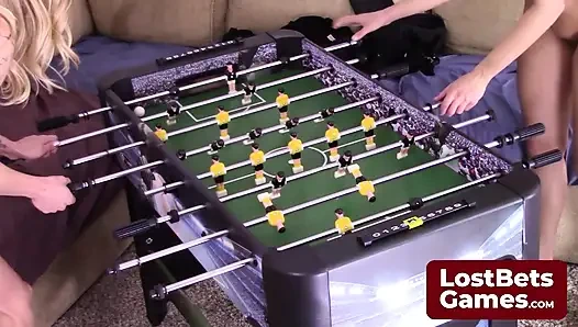 Dylan y Carmen están de vuelta para un emocionante juego de strip futbolín