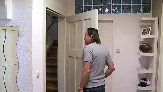 İki güzel kızla ateşli üçlü seks ve anal sikiş