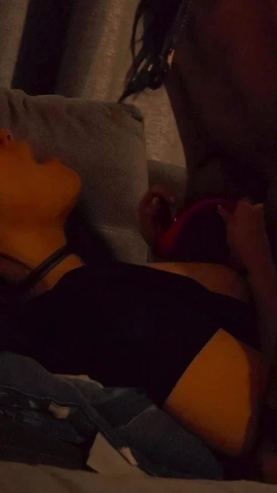 Burlesque sonrası tutkuyla sikiş: azdırıcı giyin, özensiz sakso, sert domaltma, yastık misyoner orgazmı ve prezervatif dölleme