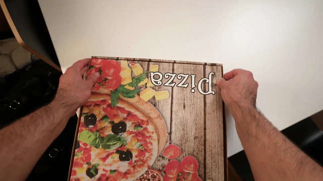 Nikas teslimat pizzacı adamla sikişiyor